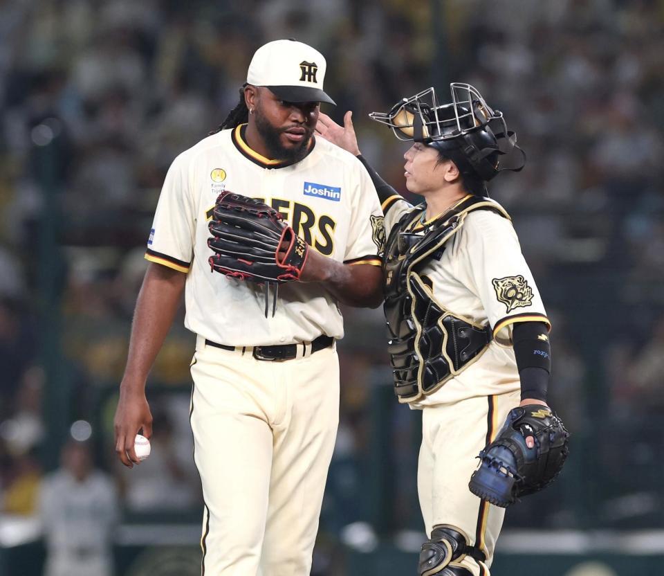 　９回、マウンドで梅野に声を掛けられるドリス（左）＝撮影・北村雅宏