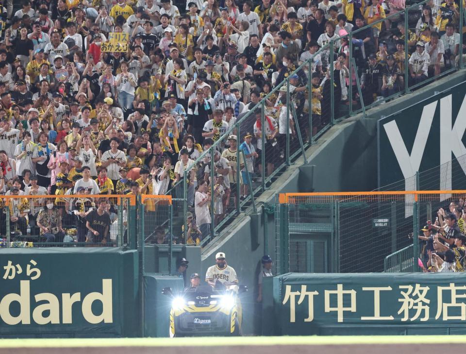 　９回、リリーフカーでマウンドへ向かうドリス（下）＝撮影・北村雅宏