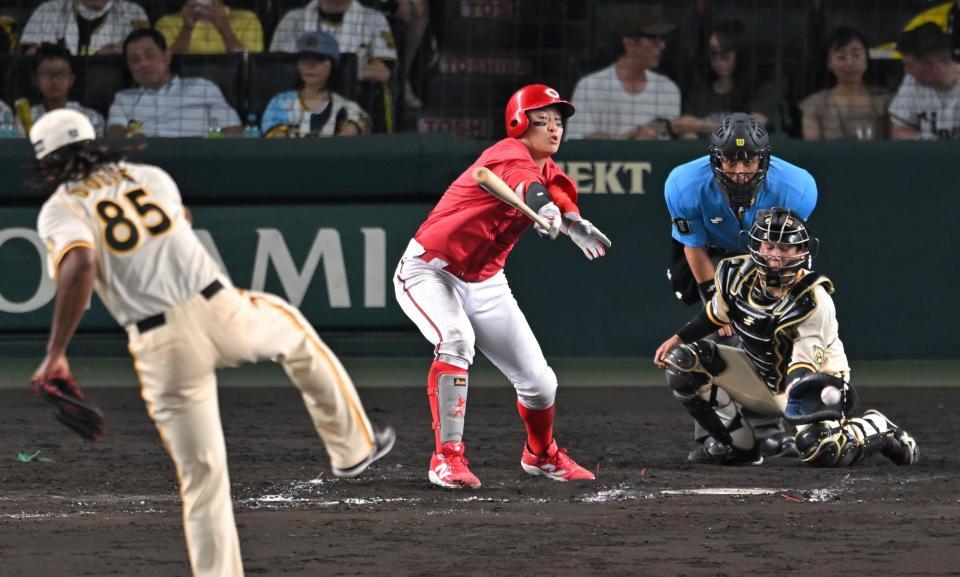 　９回、小園を空振り三振に斬るドリス（撮影・飯室逸平）
