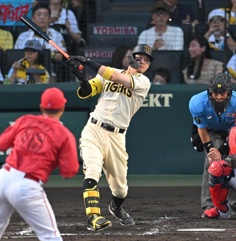 　１回、適時二塁打を放つ佐藤輝（撮影・飯室逸平）