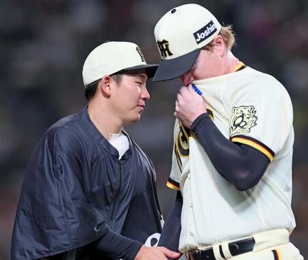 　５回を投げ終えたネルソン（右）を迎える伊原（撮影・立川洋一郎）