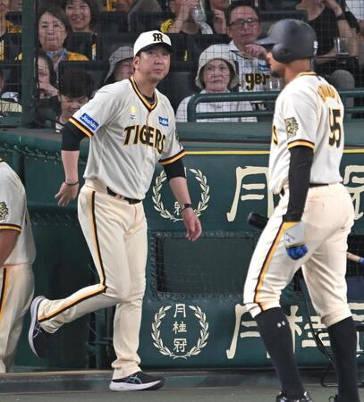 　４回終了後、選手交代のためベンチを出る藤川監督（撮影・飯室逸平）