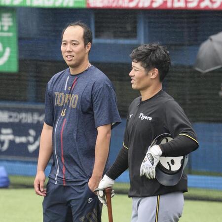 　坂本と話をする青柳（撮影・田中太一）