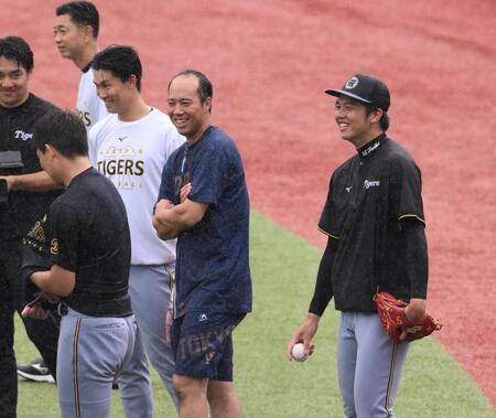 　試合前に談笑する青柳と才木（撮影・堀内翔）