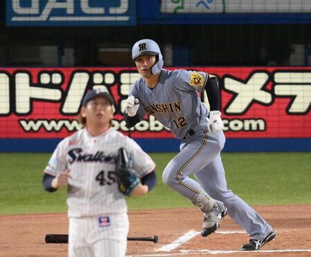 　６回、坂本が中前適時打を放つ（投手・小沢）＝撮影・堀内翔