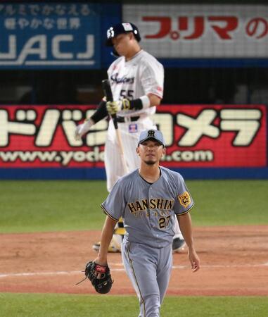 　４回、村上（後方）を空振り三振に仕留めた伊藤将（撮影・堀内翔）