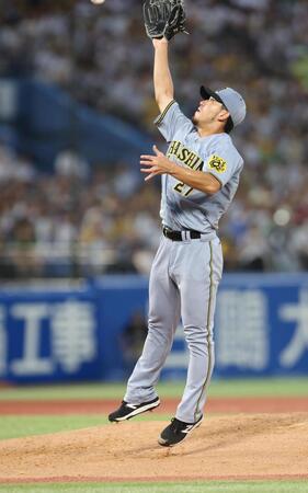 　２回、古賀の打球にグラブを出す伊藤将（撮影・佐々木彰尚）