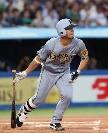 　２回、伊藤将は右越え打を放つ（撮影・佐々木彰尚）