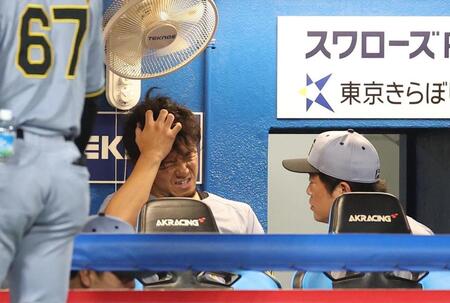 　７回に失点し厳しい表情を見せる伊藤将（撮影・佐々木彰尚）