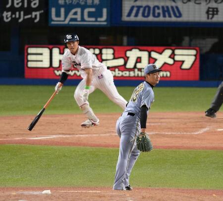 　９回、代打・宮本に同点の適時打を打たれた岩崎（撮影・堀内翔）