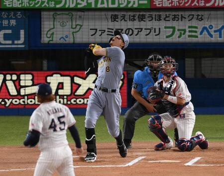 　６回、空振り三振に倒れた佐藤輝（投手・小沢）＝撮影・堀内翔