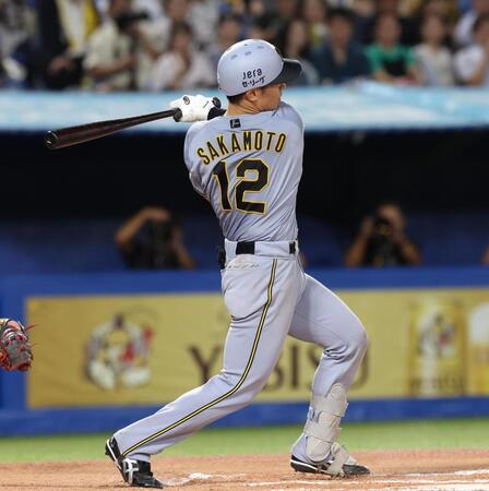 　６回、坂本は中前に適時打を放つ（撮影・佐々木彰尚）