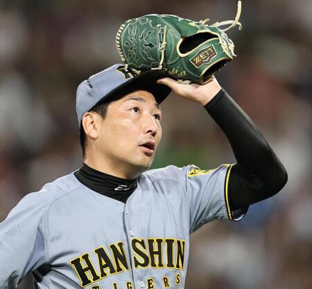 　９回、同点に追いつかれた岩崎はベンチへ戻る（撮影・田中太一）