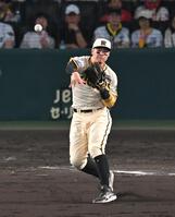 　４回、佐藤輝は森のバントを素早く二塁へ送球するも野選となる（撮影・飯室逸平）