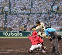 　１回、適時二塁打を放つ佐藤輝（撮影・北村雅宏）