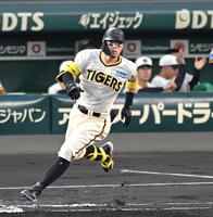 　１回、適時二塁打を放ち、一塁を回る佐藤輝（撮影・飯室逸平）