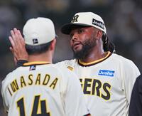 　９回表に登板して無失点に抑え、ナインとタッチを交わすドリス（撮影・立川洋一郎）