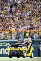 　９回表のマウンドへ向かうドリス（撮影・立川洋一郎）