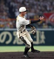 　４回、ファビアンのゴロをさばき、二塁へ送球して一走・秋山を封殺する熊谷（撮影・北村雅宏）