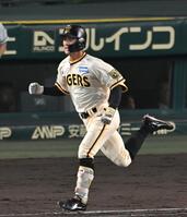 　４回、タイムリーを放ち拳を握りしめる熊谷（撮影・飯室逸平）