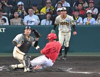 　１回、末包（５２）に３点目の生還を許す伊原（右）、栄枝バッテリー