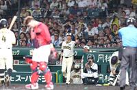 　７回、代打・木浪を告げる藤川監督（中央）＝撮影・北村雅宏