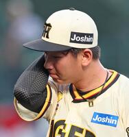 　初回に３点を失い、汗をぬぐいながらベンチへ引き揚げる伊原（撮影・立川洋一郎）