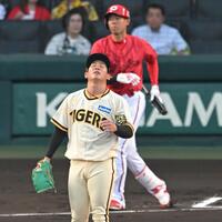 　１回、先頭の秋山に四球を与え悔しがる伊原（撮影・飯室逸平）