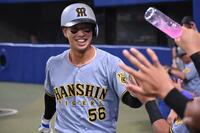 　本塁打を放ち、ナインの祝福を受ける百崎