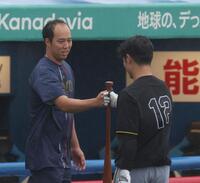 　坂本とタッチをする青柳（撮影・佐々木彰尚）