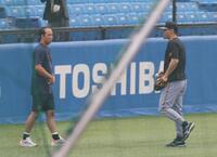 　青柳（左）と話す佐藤輝（撮影・佐々木彰尚）