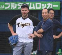 　試合前に談笑するビーズリー（左）と青柳（撮影・堀内翔）