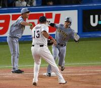 　６回、適時打を放ちオスナ（中央）と接触する坂本（撮影・堀内翔）