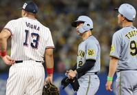 　６回、判定に厳しい表情を見せる坂本（撮影・佐々木彰尚）