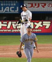 　４回、村上（後方）を空振り三振に仕留めた伊藤将（撮影・堀内翔）