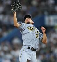 　２回、古賀の打球を好捕する伊藤将（撮影・田中太一）