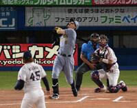 　６回、空振り三振に倒れた佐藤輝（投手・小沢）＝撮影・堀内翔