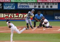 　１回、三失で出塁する佐藤輝（投手・高梨）＝撮影・堀内翔