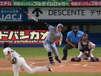 　３回、空振り三振に倒れた佐藤輝（投手・高梨）＝撮影・堀内翔