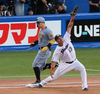 　１回、一塁を駆け抜ける佐藤輝。一塁手はオスナ（撮影・堀内翔）