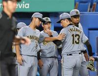 　９回、岩崎を出迎える伊藤将（撮影・佐々木彰尚）