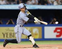 　９回、熊谷は左前打を放つ（撮影・佐々木彰尚）