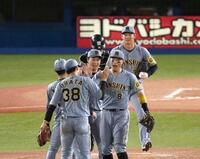 　１０回、勝利を決めてタッチを交わす佐藤輝（中央）ら阪神ナイン（撮影・堀内翔）