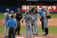 　９回、同点に追いつかれて汗を拭う岩崎（右から２人目）＝撮影・堀内翔