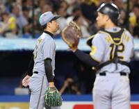 　９回、同点を許した岩崎（撮影・佐々木彰尚）