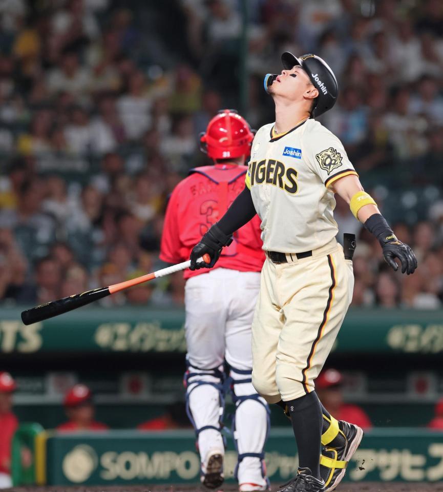 　５回、空振り三振に倒れ天を仰ぐ佐藤輝（撮影・立川洋一郎）