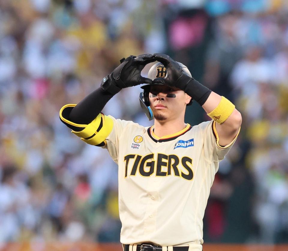 　１回、左中間へ適時二塁打を放ちベンチへポーズを見せる佐藤輝（撮影・立川洋一郎）