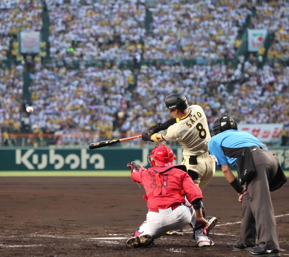 　１回、適時二塁打を放つ佐藤輝（撮影・北村雅宏）