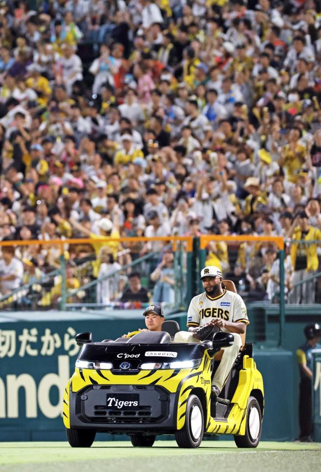 　９回表のマウンドへ向かうドリス（撮影・立川洋一郎）