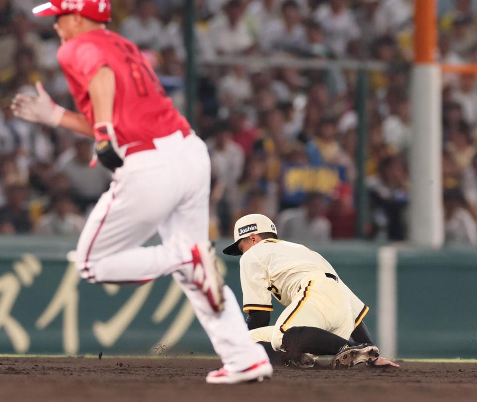 　４回、ファビアンの打球に飛びつく熊谷（撮影・立川洋一郎）